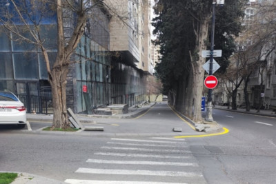 Bakının mərkəzində sahibkar səkini özəlləşdirir – Qurumlardan reaksiya yoxdur + VİDEO 