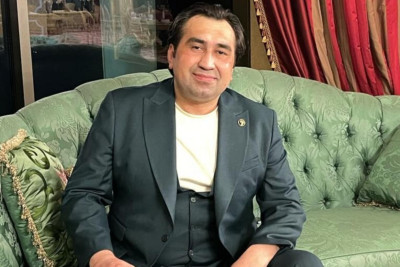 Müğənni Elton: "Dayısı atamı şərləyib həbs etdirmişdi"