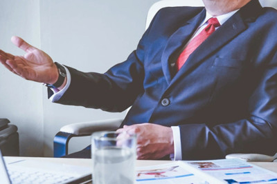 Məmurlarla əlbir olan iş adamı həbsdən azad edildi