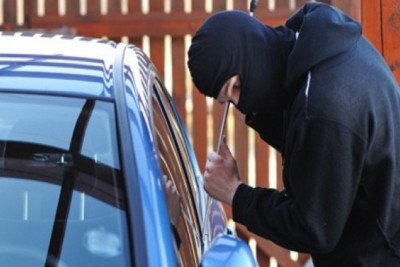 Bakıda maşından 30 minə yaxın pul oğurlandı