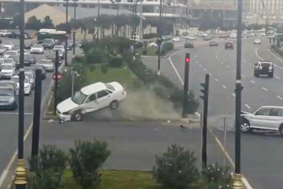 8 Noyabr prospektində avtomobil belə aşdı - VİDEO 