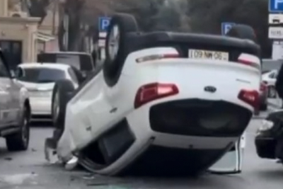 Bakının mərkəzində 4 maşını əzən “Kia” aşdı - VİDEO