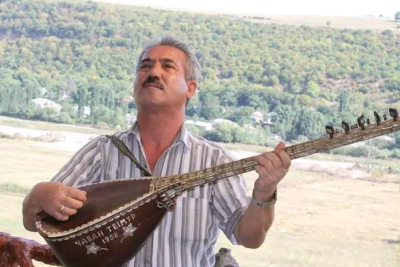 Oğurluqda ittiham edilən məşhur şair: “Niyə bu günlərə qaldıq?”