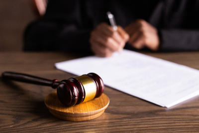 Sabiq məmur məhkəmə qarşısında - Rüşvət ittihamı