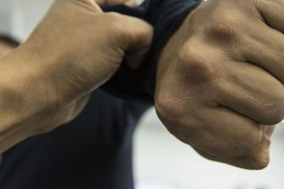 Kişi qardaşını su xəttinin kəsilməsinə görə döydü