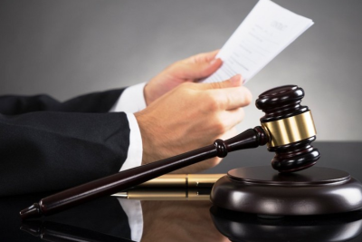 Adam bıçaqlamaqda təqsirləndirilən sabiq diplomatın məhkəməsi başlayıb