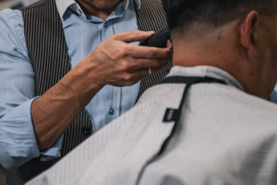 Bərbər özünü “polkovnik” kimi tanıdıb 600 min ələ keçirdi