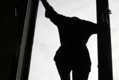 Bakıda ŞOK İNTİHAR: Məktəbli qız binanın damından özünü atdı