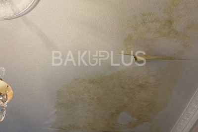 Bakıda bina sakinləri su sızmasından əziyyət çəkir - FOTO