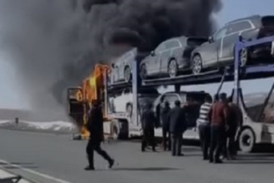 Bakıya gətirilən bahalı avtomobillər yandı - VİDEO