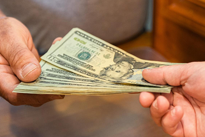 “Banka qoyduğum 300 min dollar yoxa çıxıb” - Şikayətçi