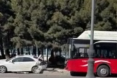 Bakıda "BakuBus" avtobusu park halında olan avtomobillərə çırpıldı