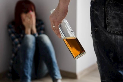 Bakıda ata 19 yaşlı qızını ARAĞA GÖRƏ DÖYDÜ