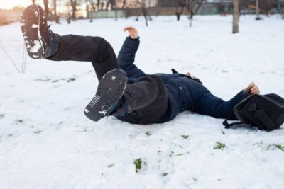 Qarlı havada xəsarət alanların sayı açıqlandı