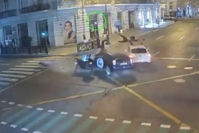 Bakıda motosikletçilərin düşdüyü dəhşətli qəzanın VİDEOSU 