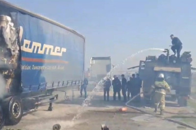 Bakı-Ələt yolunda yük maşını yanıb - VİDEO