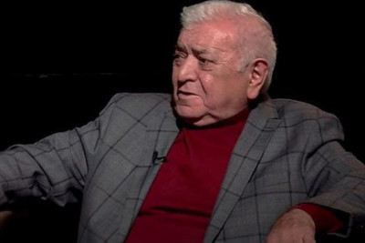 "Həyat yoldaşıma heç nə almıram, deyir ki, sən özün mənə hədiyyəsən" - Aqil Abbas