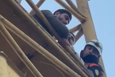 Özünü krandan atmaq istəyən şəxs xilas edildi - VİDEO