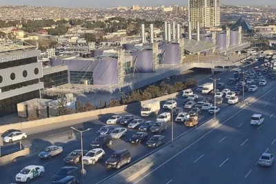 Bakının bir sıra yollarında tıxac yaranıb