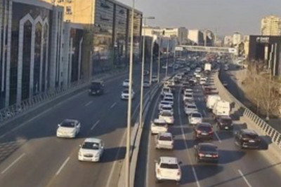 Bakının bir sıra yollarında nəqliyyatın sıxlığı yaranıb