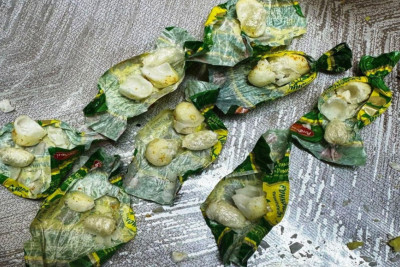 Cəzaçəkmə müəssisəsinə konfetlərin içində "patı" keçirmək istədi