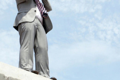 Bakıda 61 yaşlı kişi özünü binadan atdı