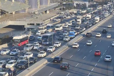 Yollar yenə tıxacdır - Sürücülərin diqqətinə
