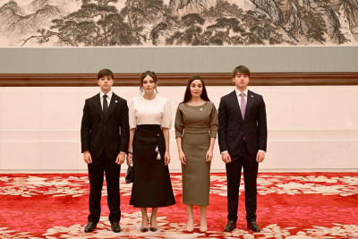 Mehriban Əliyeva, qızı Leyla Əliyeva və nəvələri Pekində Böyük Xalq Sarayı ilə tanış olublar