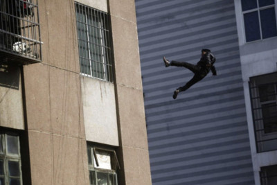 Xırdalanda 12 mərtəbəli binadan özünü atan yeniyetmə SAĞ QALDI