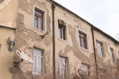 Binəqədidə bina uçub-dağılır - 100 yaşı var