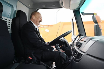 Prezident xüsusi təyinatlı avtomobilin sükanı arxasında - FOTO 