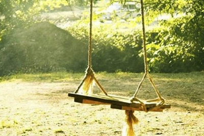 Yelləncəyin ipi 15 yaşlı qızın boğazına dolandı - Vəziyyəti ağırdır