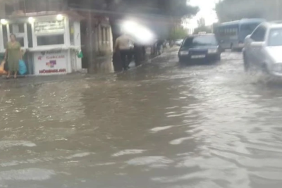 Bakıda bəzi əraziləri su basdı - VİDEO