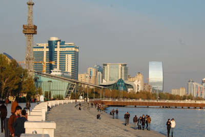 Bakı bulvarında DƏHŞƏT: İtkin düşən kişi özünü dənizə atdı