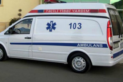Qazi təcili yardım maşınının şüşələrini sındırdı