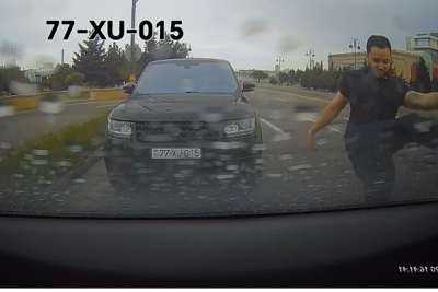 "Range Rover" sürücüsü xanım təlimçinin avtomobilinə təpik atdı: "Mənim pulum var..." - VİDEO