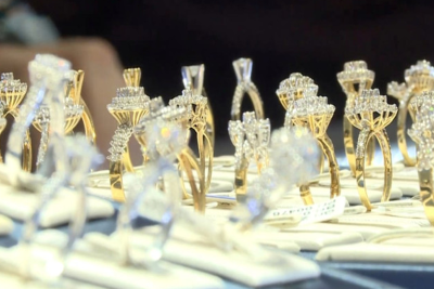 “Üzüyü alıb “story”yə qoyacam, qohumlar görsün” – Univermaqdan REPORTAJ