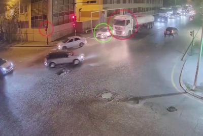 Bakıda qəza zamanı işıqfor aşdı - VİDEO