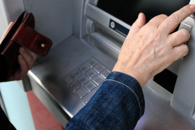 Yasamalda bank kartından 5 min manat oğurlanıb