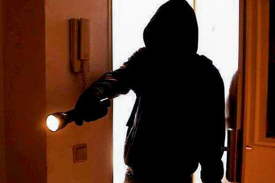 Abşeronda evə gələn polislər oğru ilə QARŞILAŞDI: Cibindən ülgüc çıxdı