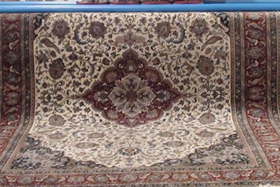 Quruması üçün sərilən xalçanı oğurlayıb "cındır bazarı"nda satdı