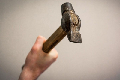 Məhkəmə marketin qarşısında yeznəsini çəkiclə vuran şəxslə bağlı qərar çıxardı