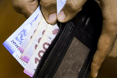 Satıcıya saxta 100-lük verdi, daha sonra bıçaqladı