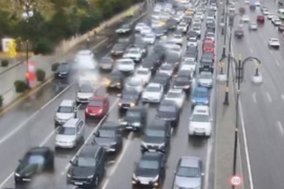 Bakının bir sıra yollarında nəqliyyatın sıxlığı yaranıb