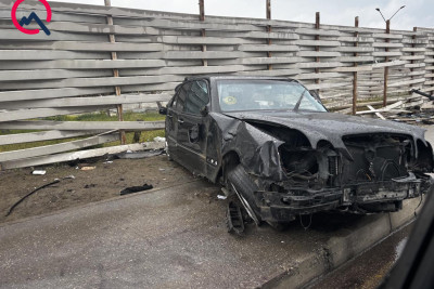 Bakıda maşın sürüşərək hasara çırpıldı - FOTO