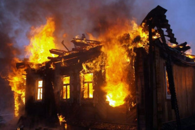 Bakıda 4 otaqlı ev yanıb