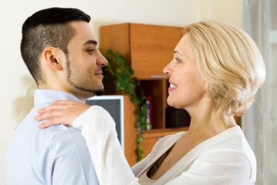 Bakıda 23 yaşlı oğlan yaşlı qadınla sevgili oldu, qızına hədə-qorxu gəldi – TƏFƏRRÜAT