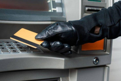 Bank kartlarından yenə pul oğurladılar