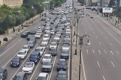 Bakının bir sıra yollarında nəqliyyatın sıxlığı müşahidə olunur