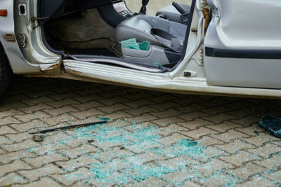 Bakıda minik avtomobili yük maşınına çırpılıb, ölən var